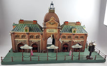 Laden Sie das Bild in den Galerie-Viewer, Märklin Bahnhof No. 2018 um 1909 79x32x46 cm