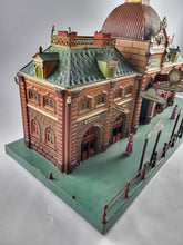 Laden Sie das Bild in den Galerie-Viewer, Märklin Bahnhof No. 2018 um 1909 79x32x46 cm