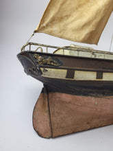 Laden Sie das Bild in den Galerie-Viewer,  Blechspielzeug Segelschiff um 1890 imposante 115 cm lang | 14.499€
