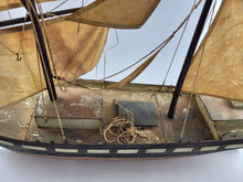 Laden Sie das Bild in den Galerie-Viewer,  Blechspielzeug Segelschiff um 1890 imposante 115 cm lang | 14.499€