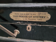 Laden Sie das Bild in den Galerie-Viewer, L. Lee Blackpool Lancs Münzautomat "The house of Mystery" | 9.999€