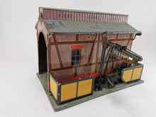 Laden Sie das Bild in den Galerie-Viewer, Rock & Graner Güterschuppen mit Bekohlungsanlage um 1900