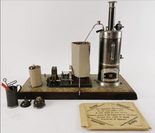 Laden Sie das Bild in den Galerie-Viewer, Bing Dampfmaschine mit Dynamo auf verziertem Zinn/Holzsockel & Gebrauchsanweisung | 1.549€