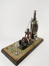 Laden Sie das Bild in den Galerie-Viewer, Bing Dampfmaschine mit Dynamo auf verziertem Zinn/Holzsockel & Gebrauchsanweisung | 1.549€