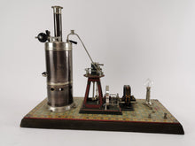 Laden Sie das Bild in den Galerie-Viewer, Bing Dampfmaschine mit Dynamo auf verziertem Zinn/Holzsockel & Gebrauchsanweisung | 1.549€