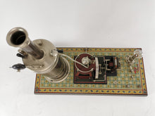 Laden Sie das Bild in den Galerie-Viewer, Bing Dampfmaschine mit Dynamo auf verziertem Zinn/Holzsockel & Gebrauchsanweisung | 1.549€