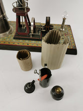 Laden Sie das Bild in den Galerie-Viewer, Bing Dampfmaschine mit Dynamo auf verziertem Zinn/Holzsockel & Gebrauchsanweisung | 1.549€