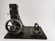 Laden Sie das Bild in den Galerie-Viewer, Plank stehender Vakuummotor Nr. 339/4 um 1914 | 4999€