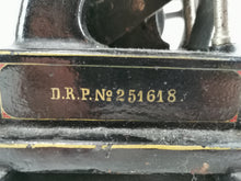 Laden Sie das Bild in den Galerie-Viewer, Plank stehender Vakuummotor Nr. 339/4 um 1914 | 4999€