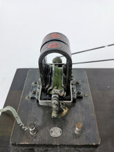 Laden Sie das Bild in den Galerie-Viewer, Plank stehender Vakuummotor Nr. 339/4 um 1914 | 4999€