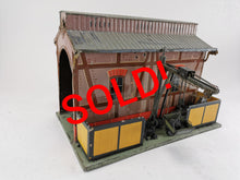 Laden Sie das Bild in den Galerie-Viewer, Rock & Graner Güterschuppen mit Bekohlungsanlage um 1900