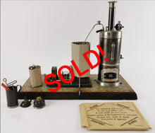 Laden Sie das Bild in den Galerie-Viewer, Bing Dampfmaschine mit Dynamo auf verziertem Zinn/Holzsockel & Gebrauchsanweisung | 1.549€