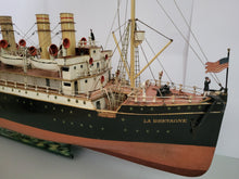 Laden Sie das Bild in den Galerie-Viewer, Märklin Ozeandampfer &quot;La Betragne&quot; 98 cm Dampfantrieb um 1909
