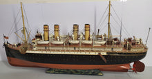 Laden Sie das Bild in den Galerie-Viewer, Märklin Ozeandampfer &quot;La Betragne&quot; 98 cm Dampfantrieb um 1909
