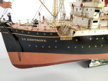 Laden Sie das Bild in den Galerie-Viewer, Märklin Ozeandampfer &quot;La Betragne&quot; 98 cm Dampfantrieb um 1909
