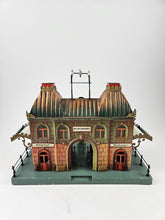 Load image into Gallery viewer, Märklin station No. 2012 34x21 cm with figures in fantastic original condition | 4.899€
