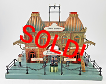 Laden Sie das Bild in den Galerie-Viewer, Märklin Bahnhof No. 2012 34x21 cm mit Figuren im traumhaften Originalzustand! | 4.899€
