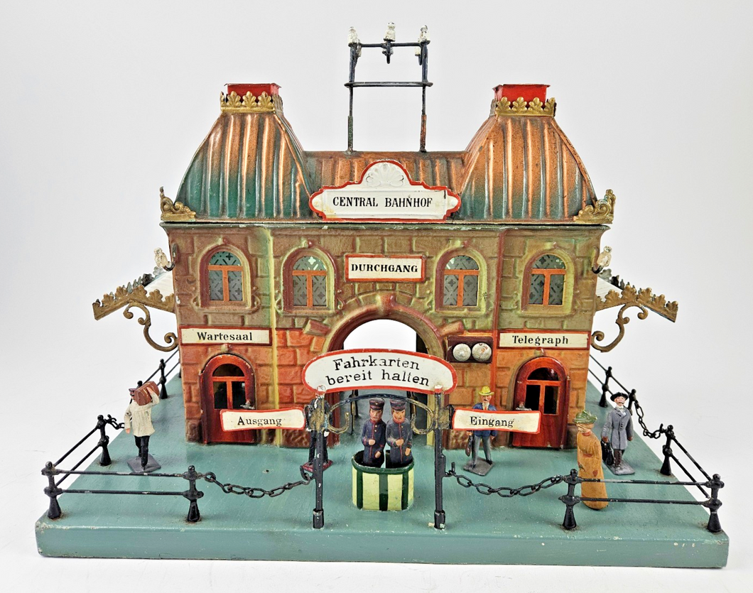 Märklin station No. 2012 34x21 cm with figures in fantastic original condition | 4.899€