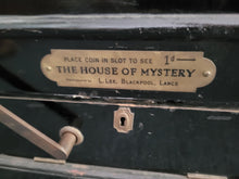 Laden Sie das Bild in den Galerie-Viewer, L. Lee Blackpool Lancs Münzautomat &quot;The house of Mystery&quot; | 9.999€

