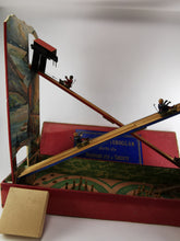 Laden Sie das Bild in den Galerie-Viewer, Le double Toboggan Nouveau Jeu de Societe Holzspielzeug Blechfahrzeuge um 1905 | 2.199€
