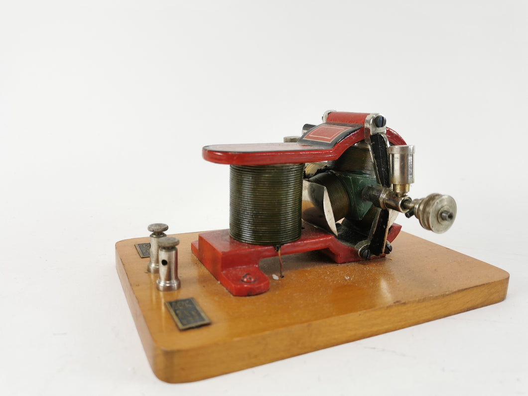 Marklin high voltage motor around 1909 handpainted on wood base | 4.199€