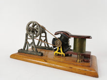 Laden Sie das Bild in den Galerie-Viewer, Märklin Starkstrommotor No. 3004 mit Vorgelege um 1900, handlackiert Kapp | 9.899€
